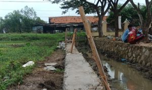 Pembangunan Saluran Drainase di Desa Sindangkarya sangat dinantikan Warga Sekitar