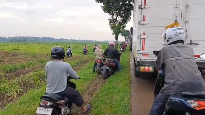 4 Jam Jalur Purwadadi-Sukamandi Mobil Tidak Bergerak Terhalang Mobil Tanah Merah