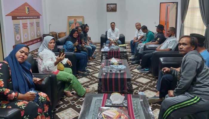 Pj Bupati Lombok Timur Sambut Para Pedagang Yang Sempat Viral Digusur dan Berikan 10 Tenda