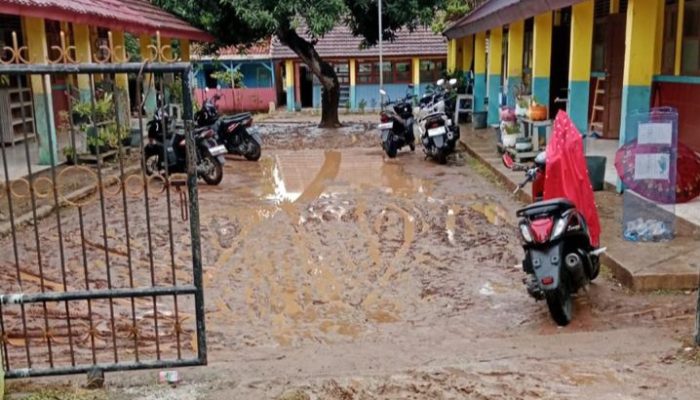 Wali Murid SD Negeri Karyamukti II Keluhkan Halaman Sekolah Yang Becek dan Berlumpur Bahayakan Anak Mereka!