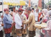 Pj Gubernur dan Pj Ketua TP PKK Provinsi Lampung Terima Gelar Adat