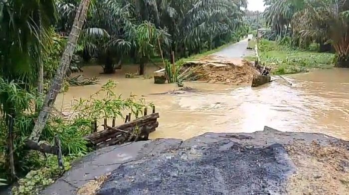 Akses Warga Terputus Akibat Jembatan Penghubung Hasil Swadaya Hanyut Diterjang Banjir