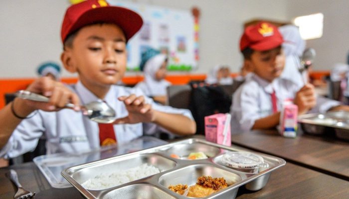Hari Ini Serentak Dimulai Program Makan Bergizi Gratis Resmi di 190 Titik