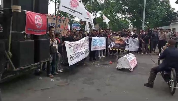 Warga Gelar Aksi Unjuk Rasa Tuntut Prioritas Kerja Depan PT. Mattel Jababeka 2