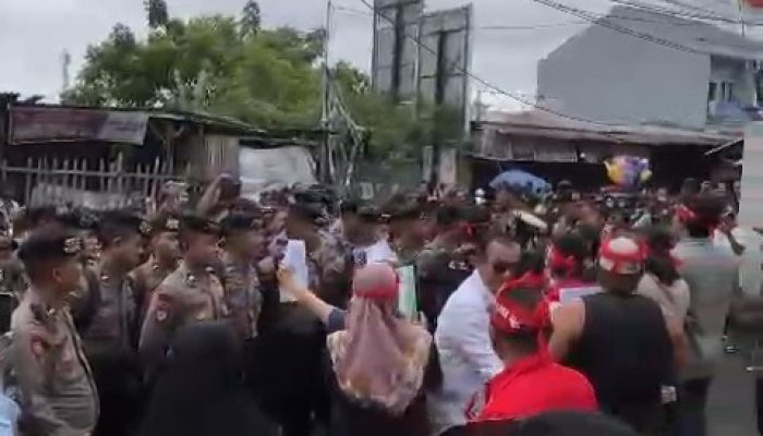 Ratusan Warga Cluster Setia Mekar Tolak Eksekusi Rumah Mereka