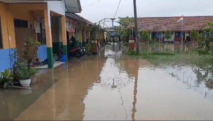 KBM SD Negeri Karangjaya Tetap Berjalan Meski Sedikit Tersendat Akibat Banjir
