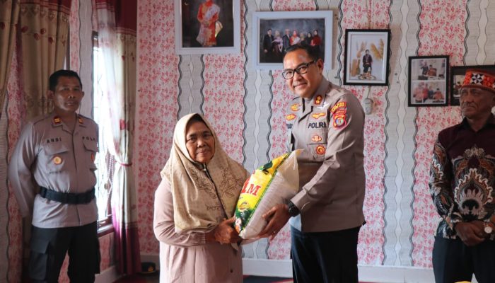 Kapolres Lampung Barat Berikan Bantuan Sosial kepada Warga Pekon Bumi Hantatai