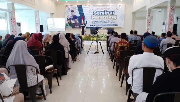 150 Peserta Ikuti Seminar Parenting Al-Hikmah Cirebon, Anggota DPRD Fraksi PKS Indramayu : Dapat Beri Pemahaman Pengasuhan Anak