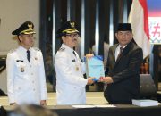 Sertijab Pj Bupati Lampung Utara Drs. H. ASWARODI, M.SI., Dengan Bupati Terpilih Dr. Ir. H. HAMARTONI AHADIS, M.Si
