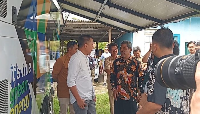 Pj Gubernur Jabar Serahkan Bantuan Mobile Cool Storage Solar Powered Untuk KUD Mina Mandiri Fajar Sidik