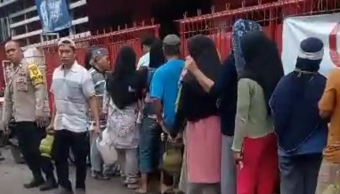 Warga Telaga Murni Antri Panjang Akibat Kelangkaan Gas LPG 3 Kg