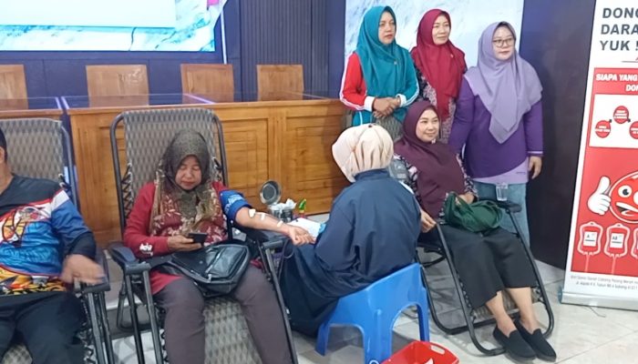 Puluhan Warga Rancabango Ikuti Program Rutin Donor Darah