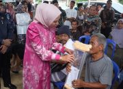 Ketua TP PKK Provinsi Lampung Purnama Wulan Sari Mirza, Serahkan Bantuan Sembako, Mesin Jahit, dan Alat Bantu Disabilitas