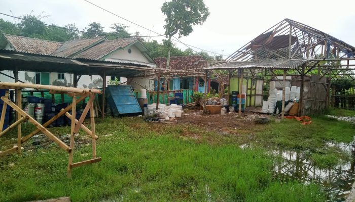 Warga Rawa Dukuh Keluhkan Aroma Bau Menyengat Limbah Kaleng Cat dan Tinner