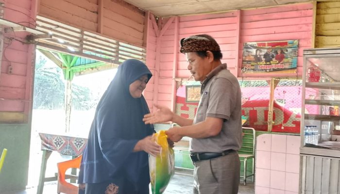 Ketua DPP LSM Tawon Bagikan Sembako Untuk Kaum Duafa