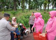 Berbagi di Bulan Penuh Berkah, Polsek Negara Batin Bagikan Puluhan Takjil Ke Warga
