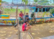 Menjalin Kebersamaan, Personel Satgas TMMD Ngabuburit di Tepian Sungai