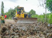Cuaca Panas dan Puasa Tak Halangi Satgas TMMD ke-123 Subang Bangun Jalan