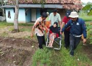 Kepala Desa Tanjungtiga Gerak Cepat Bantu Buatkan KTP dan KK Mak Santi dan Sakem