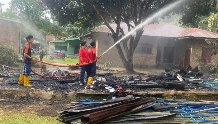 Sebuah Gudang Penyimpanan Peralatan Pesta Hangus di Lalap Si jago Merah