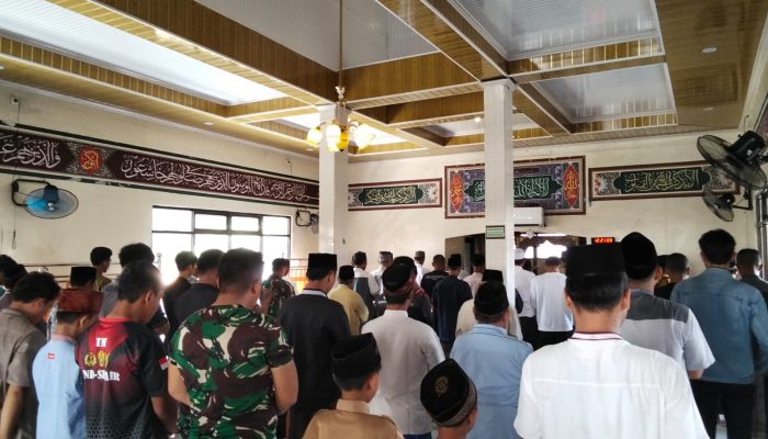 Bakti untuk Negeri, Iman Tetap Terjaga: Satgas TMMD Salat Jumat Bersama Warga