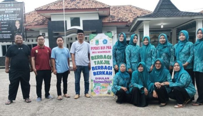 Pemdes Bersama PPK Desa Wancimekar Kecamatan Kotabaru, Berbagi Takjil di Bulan Ramadhan