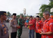 Polres dan Kodim Bersama PSMTI Lampura Bagikan Takjil Kepada Warga