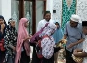 Tradisi Bagi-bagi Jaburan Anak-anak di Mushola Al-Ikhlas Bentuk Kebersamaan Warga Perumahan Villa Kencana Cikarang