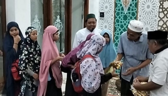 Tradisi Bagi-bagi Jaburan Anak-anak di Mushola Al-Ikhlas Bentuk Kebersamaan Warga Perumahan Villa Kencana Cikarang