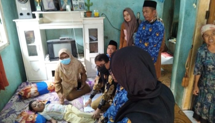 Camat Ciasem Kunjungi Citra (10) Yang Butuh Kursi Roda