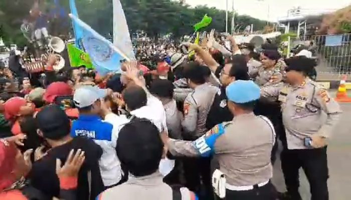 Aksi Solidaritas Buruh Depan PT. Yamaha Music Manufacturing Asia Memanas, Terjadi Saling Dorong dengan Polisi