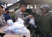 Sat Lantas Polres Labusel Bersama Ibu Bhayangkari Bagi Takjil kepada komunitas Betor