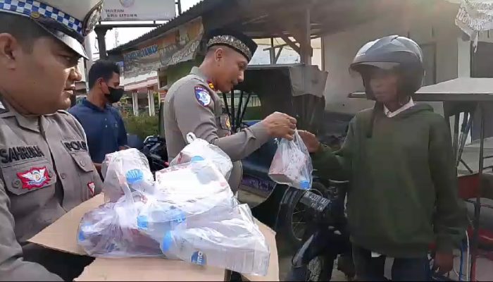 Sat Lantas Polres Labusel Bersama Ibu Bhayangkari Bagi Takjil kepada komunitas Betor