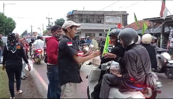 DPAC PPBNI Satria Banten Pagaden Kolaborasi dengan SBSI 92 dan Sebumi Bagikan Ratusan Bingkisan Takjil Kepada Pengguna Jalan