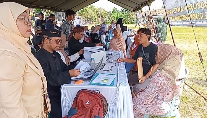 Warga Antusias Buat Akta Kelahiran Gratis Pada Acara Penutupan TMMD Ke-123 Kodim 0605/Subang