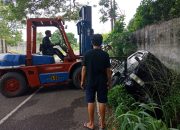 Mobil Pick Up Pengangkut Ikan Terperosok ke Got Sempat Ganggu Kendaraan yang Melintas
