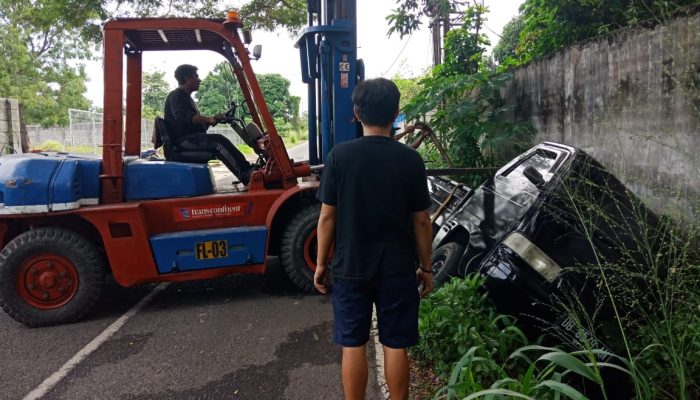Mobil Pick Up Pengangkut Ikan Terperosok ke Got Sempat Ganggu Kendaraan yang Melintas