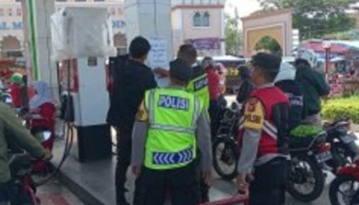 Pastikan Ketersediaan Stok BBM pada Arus Balik, Polsek Patokbeusi Laksanakan Pengecekan di SPBU Ciberes Pantura Subang