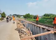 Kali Gabus Kini Lebih Bersih, Pemasangan Caping Beam Perluas Bahu Jalan
