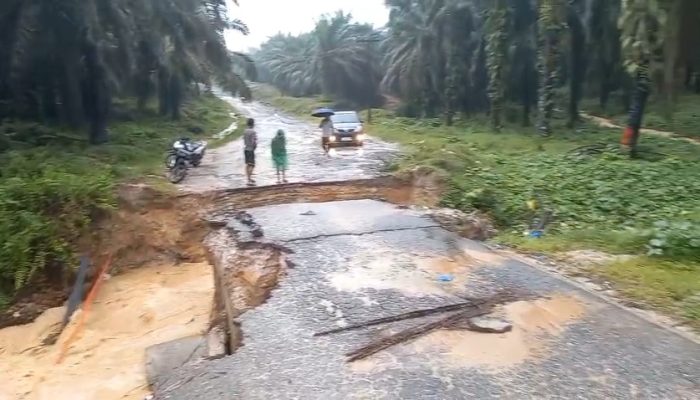 Jalan Lintas Kecamatan Silangkitang Putus Akibat Diterjang Banjir