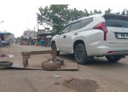 Kondisi Jembatan Ikan Cilamaya Semakin Memprihatinkan, Warga Beri Peringatan Pengguna Jalan dengan Tempatkan Kursi Kayu dan Ban Bekas