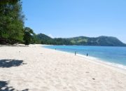 Pantai Pasir Putih Batu Riri: Surga Tersembunyi di Bitung