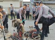 Kompi Dalmas Polda NTB Turun Tangan Bersihkan Sisa Banjir di RT 5 Seruni