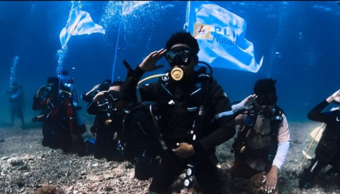 PLN Nusantara Power UP Sambelia Kibarkan Merah Putih di Bawah Laut: Semangat Energi Nasional dari Kabupaten Lombok Timur