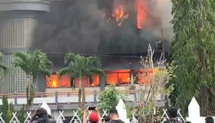 Aksi Demo Mahasiswa NTB Memanas Usai Kematian Ojol, Kantor DPRD NTB Terbakar