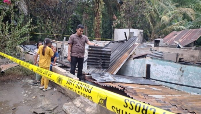 Polsek Serbalawan Tanggap Tangani Kebakaran Rumah Kontrakan, Kerugian Capai Rp132 Juta