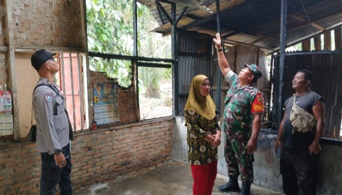 Polsek Bosar Maligas Tanggap Cepat Atasi Kebakaran Rumah Warga, Kerugian Capai Rp 5 Juta