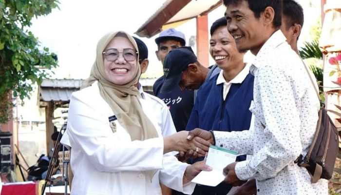 Wakil Bupati KSB Serahkan Bantuan Pendidikan kepada 376 Wali Murid Baru di Taliwang