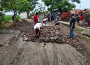 Warga Langensari Gotong Royong Perbaiki Jalan Kabupaten yang Hancur dan Membahayakan