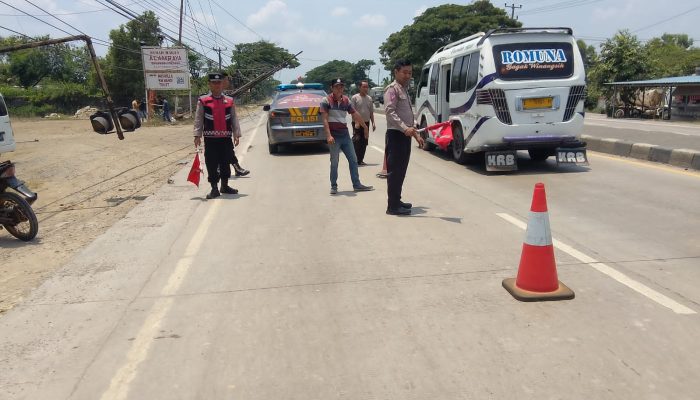 Gerak Cepat Polsek Losarang Evakuasi Tiang Kabel Internet yang Roboh di Jalur Pantura